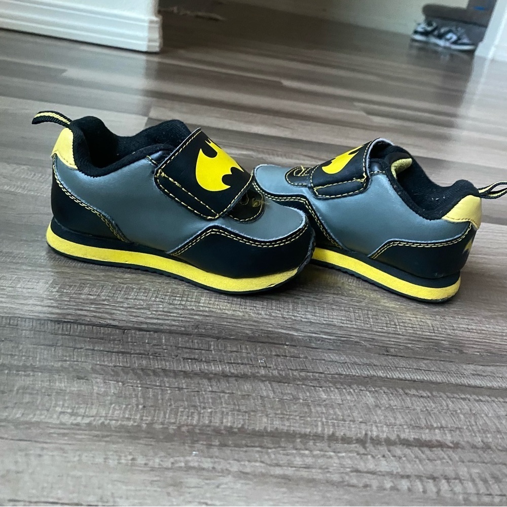 3for 12$Batman kids shoes size 6